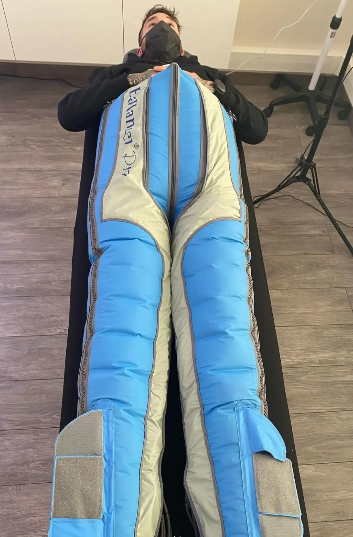 un-homme-en-pleine-seance-de-pressotherapie-dans-une-combi-bleu